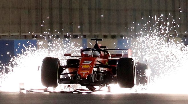 V formuli 1 ne manjka spektakularnih prizorov, s kakršnim je med prejšnjo dirko v Bahrajnu postregel Ferrarijev zvezdnik Sebastian Vettel. FOTO: Reuters