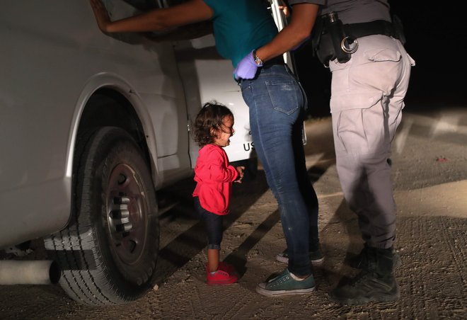 Ime deklice na fotografiji je Yanela Sanchez, z materjo Sandro<strong> </strong>je do ZDA prišla po enomesečni poti iz Srednje Amerike. FOTO: John Moore/Getty Images North America/AFP