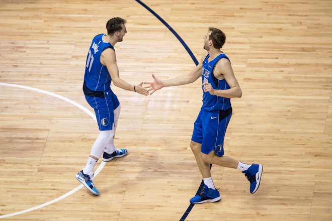 Učitelj in učenec, mentor in vajenec, šampion in&nbsp;... Dirk Nowitzki (desno) si je našega čudežnega Luko Dončića (levo) prisvojil. FOTO: Usa Today Sports.