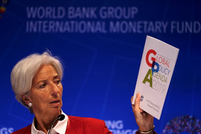 Direktorica Mednarodnega denarnega sklada (IMF) Christine Lagarde pojasnjuje naloge v letošnjem letu, ko se svetovne gospodarske napovedi znižujejo. FOTO Reuters