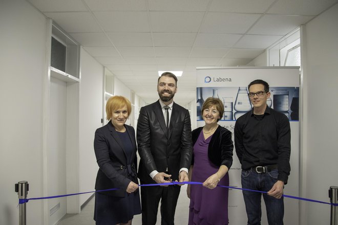 Vodja laboratorija za farmacevtsko analitiko Mira Kordiš Krapež, direktor Labene Borut Čeh, ustanoviteljica Labene Irena Lemut Čeh in vodja laboratorija za molekularno biologijo Rok Košir. FOTO: Manca Mrzelj/Delo