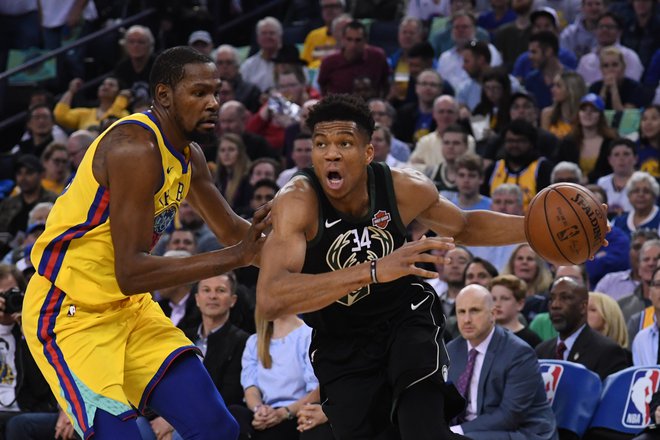 Giannisa Antetokounmpa (34) bo poskušal umiriti Kevin Durant (levo). FOTO: USA Today