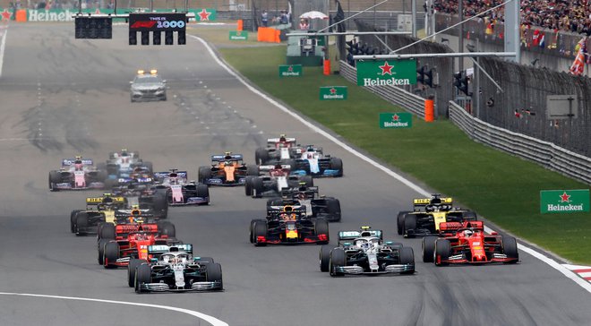 Lewis Hamilton (spredaj levo) je na štartu premagal Valtterija Botttasa. FOTO: Reuters