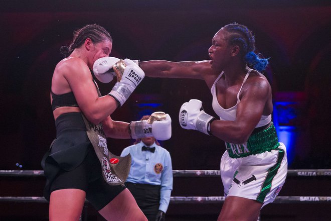 Claressa Shields (desno) je dobro zadevala Christino Hammer. FOTO: AFP