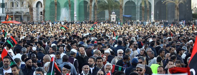 Ljudje so odšli na ulice, da bi izrazili svoje nestrinjanje z uporniškim generalom Halifom Haftarjem FOTO: AFP