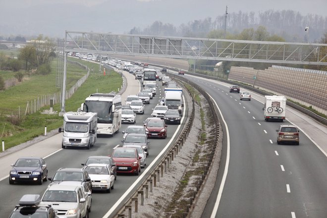 Današnji zastoj na primorski avtocesti. FOTO: Voranc Vogel/Delo