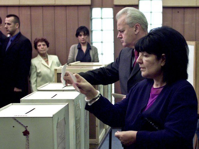 Slobodan Milosević skupaj s soprogo in koalicijsko partnerico Miro Marković med jugoslovanskimi splošnimi volitvami septembra 2000. FOTO: Petar Kudjundzić/Reuters