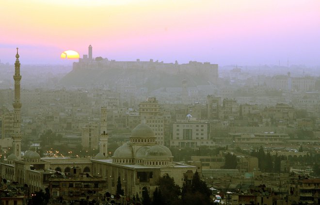 V knjigi se pesnik in založnik Mohamad Al Munem spominja, kako živahno je bilo nekoč intelektualno dogajanje v Alepu. FOTO: Reuters