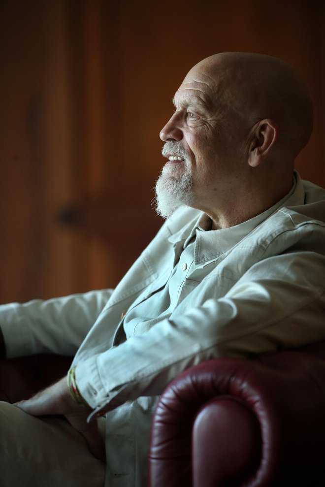 Sedel je pred mano, urejen, oblečen v svojo kreacijo, kot bi se teleportiral iz drugega časa. Govoril je počasi, zelo počasi, kot bi z besedami dejansko raztegoval čas. John Malkovich. FOTO: Jure Eržen