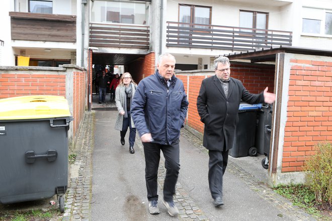 Marca je sodišče izvedlo rekonstrukcijo domnevne poti Milka Noviča do restavracije Via Bona na ljubljanskem Viču, kjer je bil ustreljen Janko Jamnik. Na fotografiji Milko Novič in sodnik Zvjezdan Radonjić (desno), za njima tožilka Blanka Žgajnar. FOTO: Marko Feist