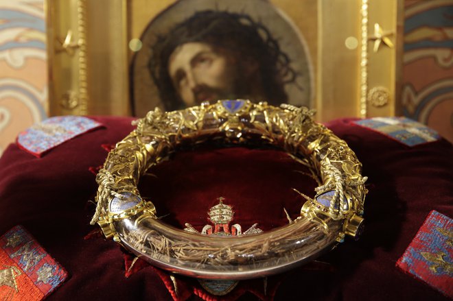 Sveta trnova krona. FOTO: Philippe Wojazer/Reuters