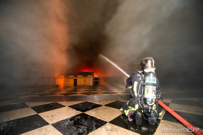 Pariški gasilci v akciji med požarom v Notre Dame. FOTO: Reuters