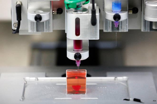 3D printer med tiskanjem srca iz človeškega tkiva in celic. FOTO: Reuters