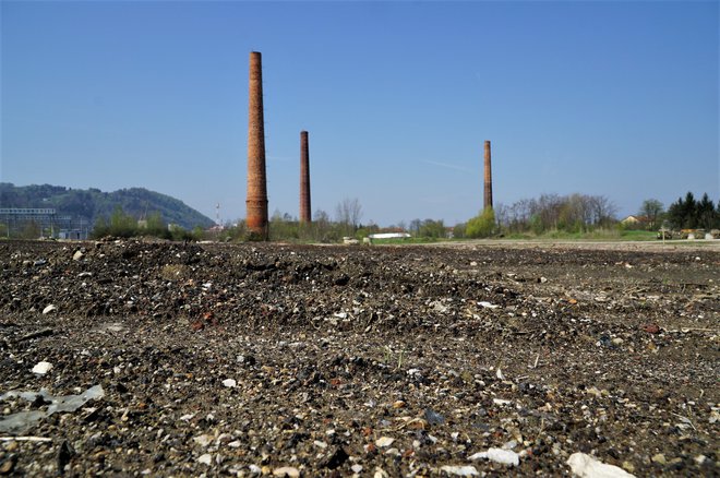 Največje onesnaženo opuščeno industrijsko območje v Sloveniji na robu urbanega naselja &ndash; Stara cinkarna v celjskih Gaberjih. FOTO: Brane Piano