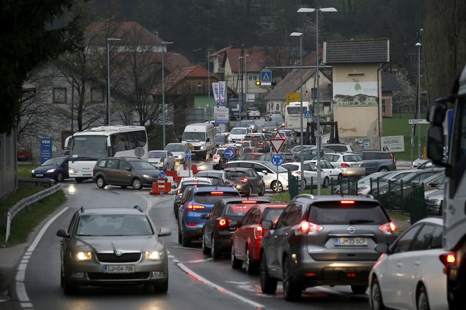 Prometna gneča v jutranjih in popoldanskih prometnih konicah Škofljičane spravlja v obup. Foto Blaž Samec