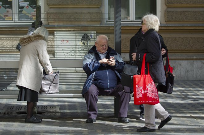 Med aktivnimi uživalci pokojnin je bila ta z znižanjem iz različnih razlogov odmerjena 7506 upokojencem. FOTO: Jože Suhadolnik