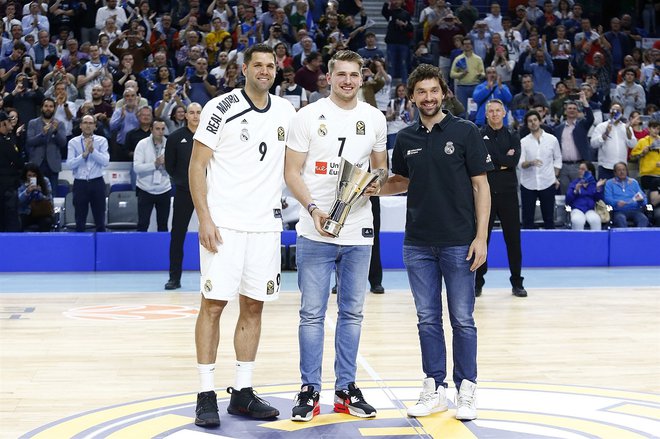 Realova zvezdnika Felipe Reyes (levo) in Sergio Llull (desno) sta izročila spominski pokal Luki Dončiću. FOTO: Euroleague