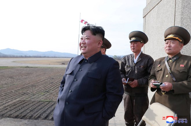 Kim Džong Un je nadzoroval testiranje novega orožja. FOTO: KCNA/Reuters