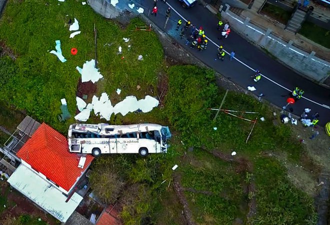 Imagens aéreas revelam onde o ônibus foi parar.  FOTO: AFP