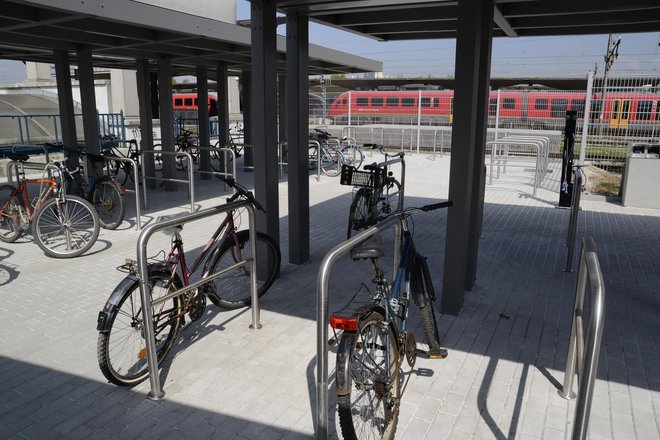 Zgledno urejena kolesarnica pri ljubljanski železniški postaji premore celo steber z orodjem in kompresorjem. Foto: Andrej Krbavčič