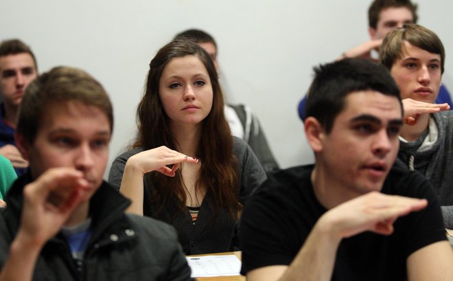 Vlada je za umestitev slovenskega znakovnega jezika v ustavo. FOTO: Tadej Regent/Delo