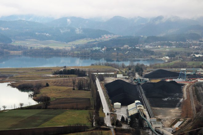 Deponija Premogovnika Velenje ob jezerih Šaleške doline nad eksploatacijskim poljem rudnika. FOTO: Brane Piano