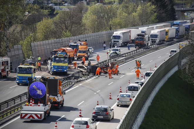 V prometni nesreči, ki se je zgodila na dolenjski avtocesti pri Šmarju Sap, se je po prvih podatkih policistov prevrnilo tovorno vozilo. FOTO: Uroš Hočevar