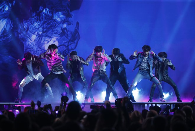 V minulih dveh letih je imela skupina BTS vrsto nastopov pod skupnim imenom »Ljubi samega sebe«. FOTO: Mario Anzuoni Reuters