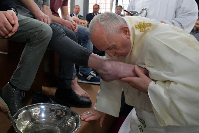 Med obredom je sveti oče nosil predpasnik z napisom: &raquo;Ti mi noge umivaš?&laquo; FOTO: AFP