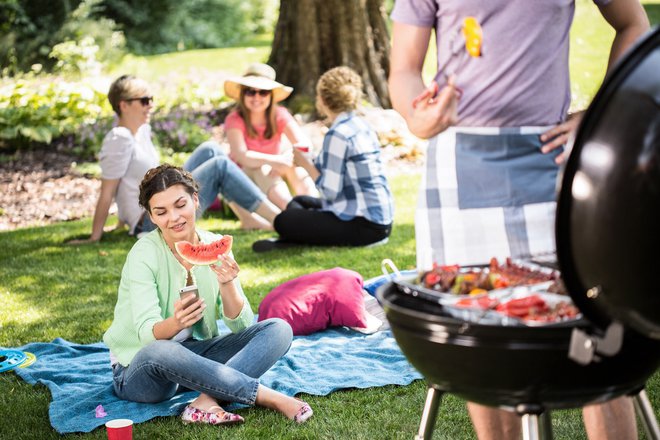Piknik mora biti sproščeno druženje ob hrani in pijači tudi za gostitelja. FOTO: Shutterstock