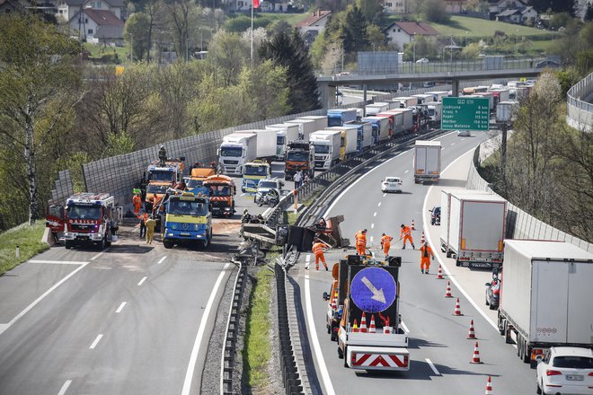 Dolge kolone nastajajo pri delovnih zaporah, mejnih prehodih in seveda ob občasnih nesrečah, kakršna se je zgodila v četrtek na dolenjski avtocesti pri Šmarju - Sapu. Fotografije: Tadej Regent, Blaž Samec, Uroš Hočevar