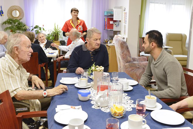 V zameno za ugodno najemnino se študentje 20 ur na mesec družijo s stanovalci domov za starejše. Foto Alexandra Kromus/Pid