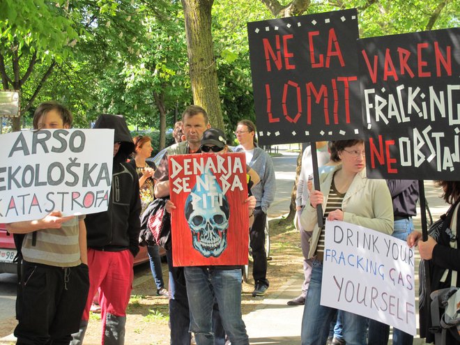 Protesti proti frackingu v Petišovcih pred ARSO v Ljubljani za Bežigradom leta 2015. FOTO Borut TavČar