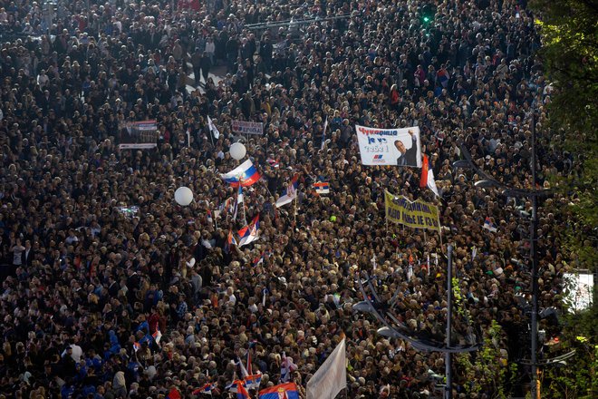 V središče srbske prestolnice so prispeli podporniki Vučića iz vseh delov Srbije. FOTO: AFP