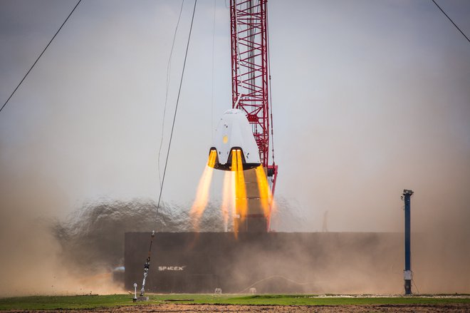 Testiranje motorjev crew dragona leta 2015. FOTO: SpaceX