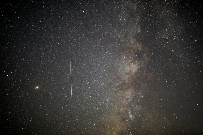 Na sliki je utrinek priljubljenega meteorskega roja Perzeidov. Poleti je opazovanje neba pač prijetneje. FOTO: Amir Cohen/Reuters