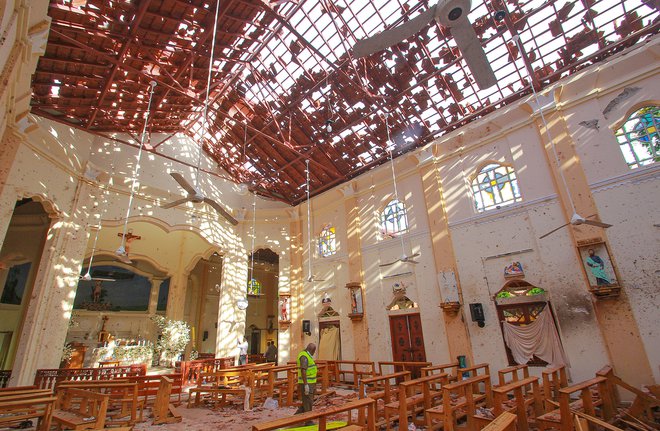Več bomb je razneslo tudi v cerkvah med velikonočnimi mašami. FOTO: Reuters