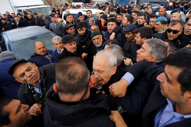 Kemal Kilicdaroglu v primežu protestnikov. FOTO:&nbsp;Reuters