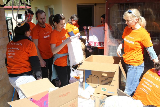 Lekovi prostovoljci so tokrat pomagali v zavetišču za živali Horjul, nekateri že več let zapored. Foto Tomi Lombar