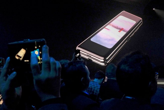 Cena pametnega telefona Galaxy Fold naj bi bila nekaj čez 2000 evrov. FOTO: Reuters