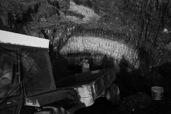 Vaščani na neuradnem kopu premoga v vasi blizu Banovićev. FOTO Jošt Franko