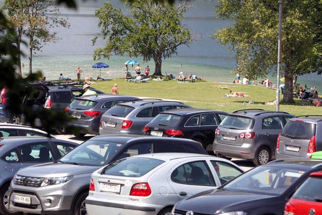 Dolgoročni cilj je postopno ukinjanje nekaterih parkirišč ob Bohinjskem jezeru in vzporedna uvedba ugodnejših možnosti. FOTO: Igor Mali