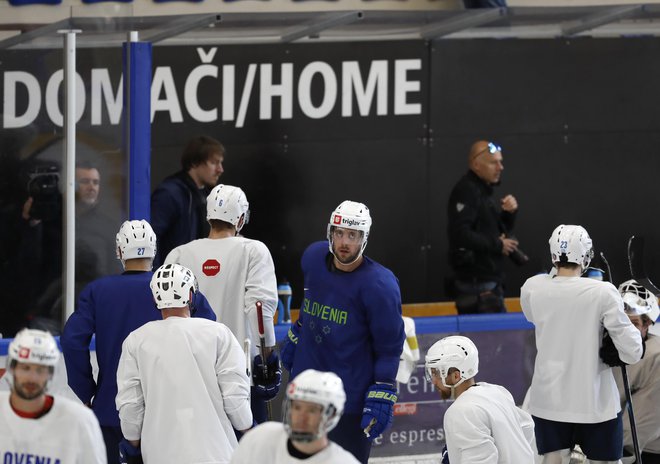 V središču pozornosti med reprezentanti je Anže Kopitar, naš edini as iz NHL. FOTO Matej Družnik/Delo