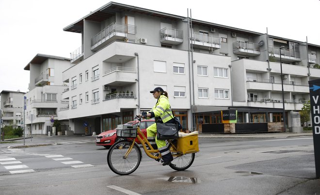 Kupci stanovanj v šestih terasastih blokih pod Šmarno goro že enajstih letih čakajo na popravilo napak v soseski. FOTO: Blaž Samec