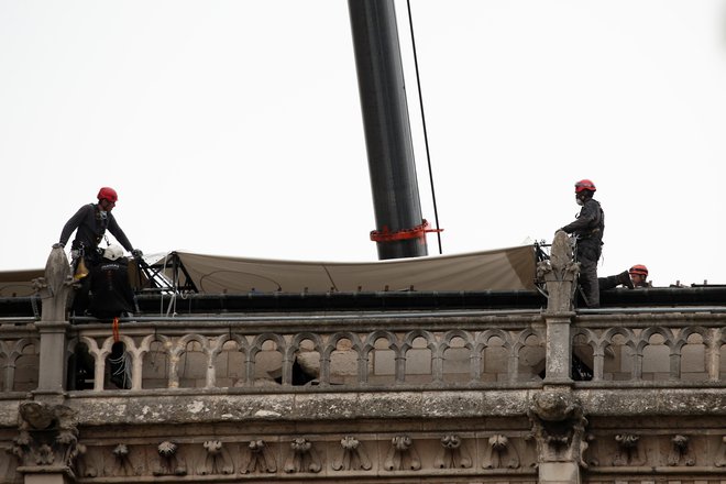 Notre Dame, ki je po mnenju mnogih simbol Pariza in Francije, je od leta 1991 pa je uvrščena tudi na Unescov seznam kulturne dediščine. FOTO: Benoit Tessier Reuters