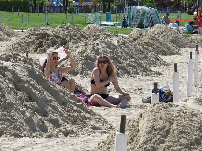 Centralno plažo Portorož bodo v občinskem podjetju Okolje Piran spet odprli šele sredi junija. FOTO: Boris Šuligoj