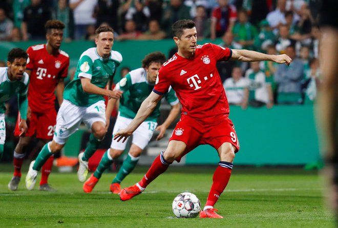 Zvezdniki Bayerna so v polfinalu s 3:2 premagali nogometaše Werderja. Za Bavarce sta v polno zadela Poljak Robert Lewandowski (36. in 80. 11-m, na fotografiji) ter Nemec Thomas Müller (63.), za moštvo iz Bremna pa Japonec Juja Osako (74.) in Kosovec Milot