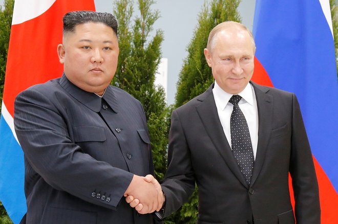 Vladimir Putin in Kim Džong Un sta tako pozirala pred številnimi fotografi. FOTO: Aleksander Zemljaničenko/Reuters