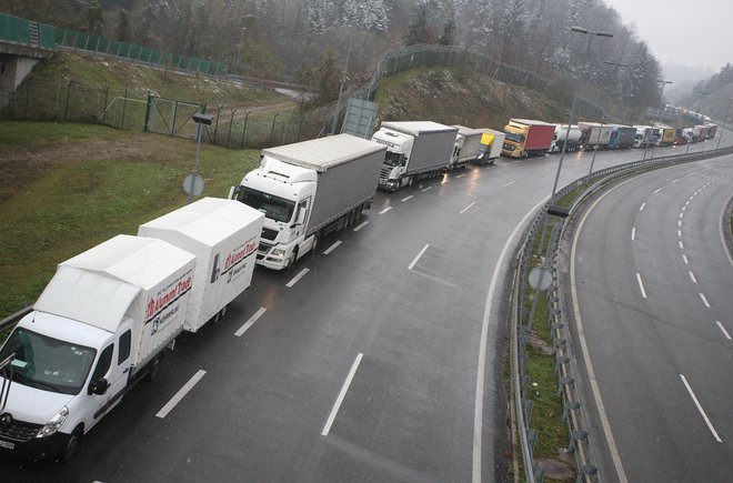 Po slovenskih cestah je bilo lani prepeljanih največ rud in kamnin. FOTO: Tadej Regent/Delo