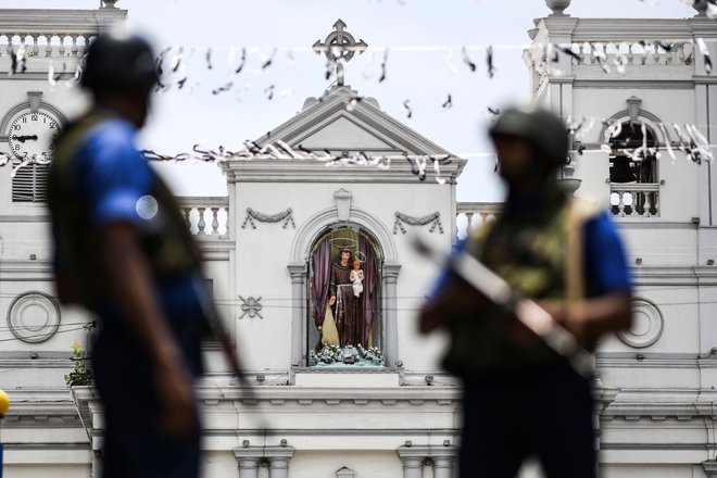 Na Šrilanki so po nedeljskih terorističnih napadih, v katerih je bilo ubitih 359 ljudi, do izboljšanja varnostnih razmer zaprli vse katoliške cerkve. FOTO: Jewel Samad/AFP